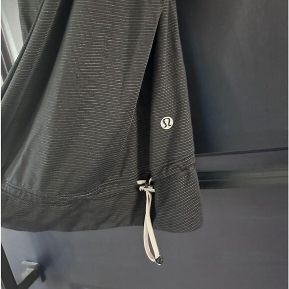 Lululemon Restless Run Tank Top Black White Stripe Built in Bra Sinch Waist Sz 6 - Picture 3 of 11